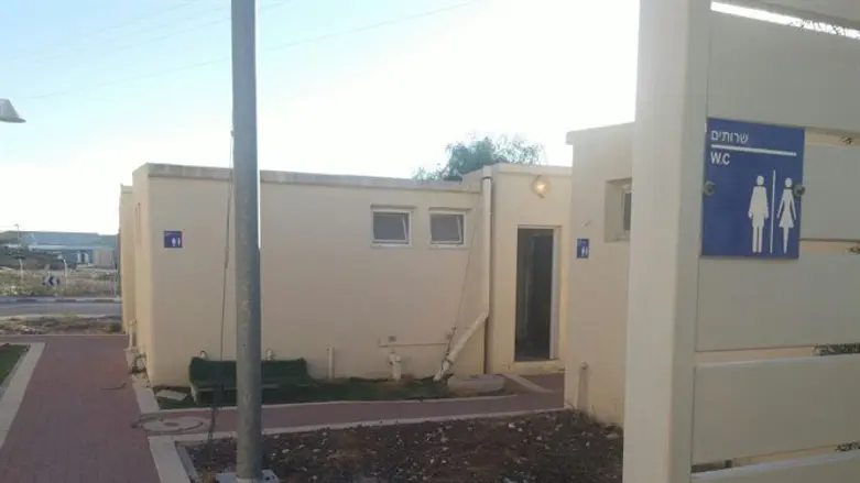 דובר צה"ל לא מחובר לעובדות בשטח. שירותים משותפים בבסיס צאלים לפני שתוקנו 