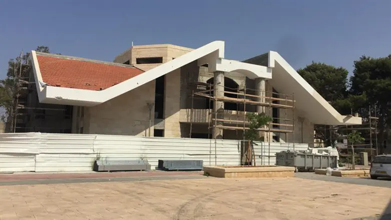 השלד של בתי הכנסת עומד, אבל המלאכה רחוקה מסיום. מבנה ביכ"ס בעבודה ביישוב הקבע בניצן