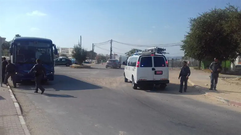 אחד האוטובסים שהובאו על ידי המשטרה לבית עין