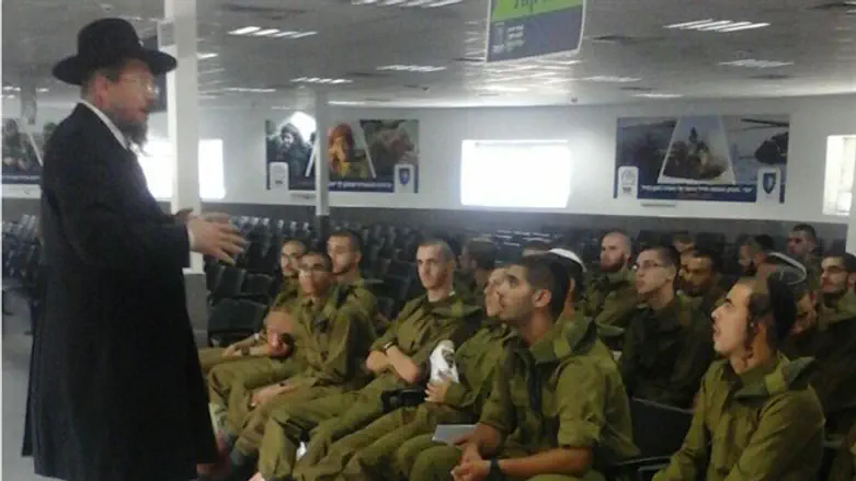 חיילים מהפלוגה החרדית של הצנחנים