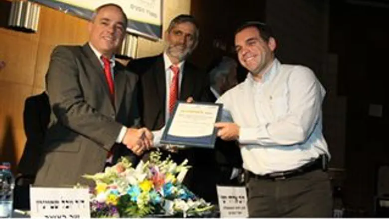 הנעקת הפרס לראש מועצת אפרת