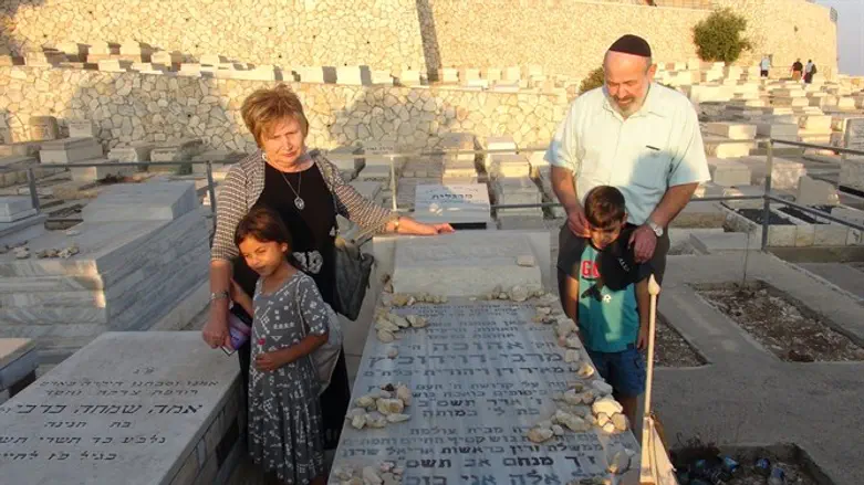 Davidovich family at Ahuva Amargi's grave