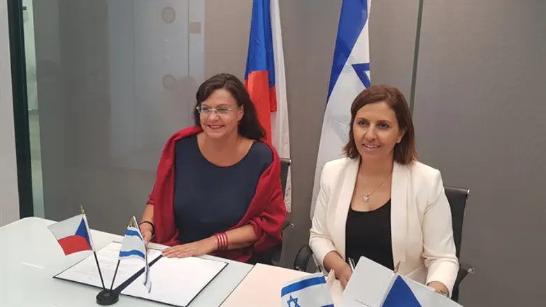 חתימת ההסכם. גמליאל עם השרה הצ'כית