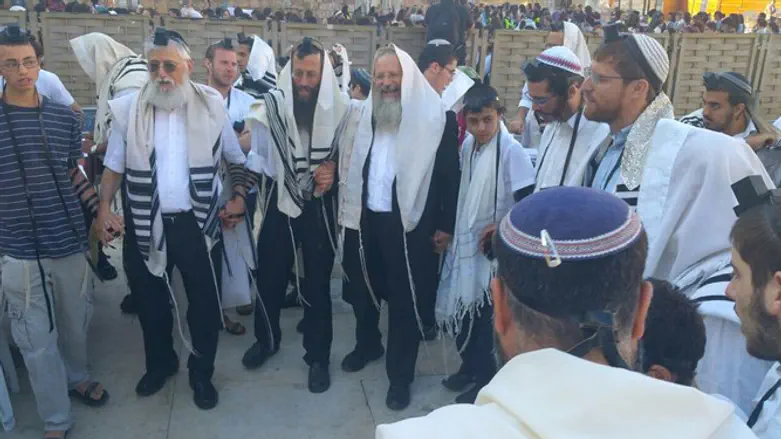 מתפללים בכותל