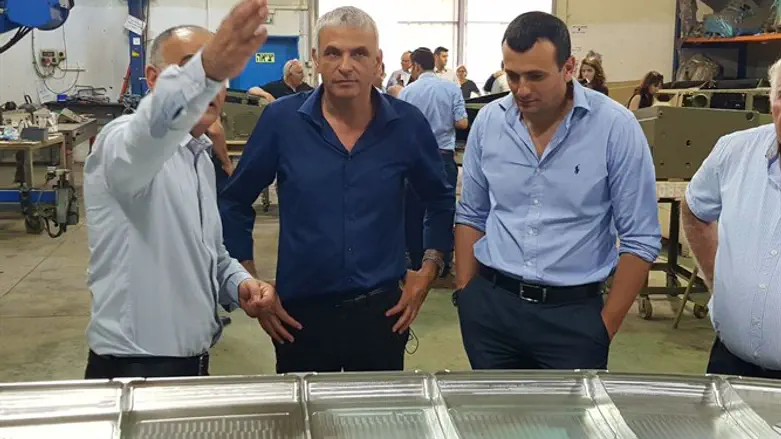 מסיירים במפעל שתולה