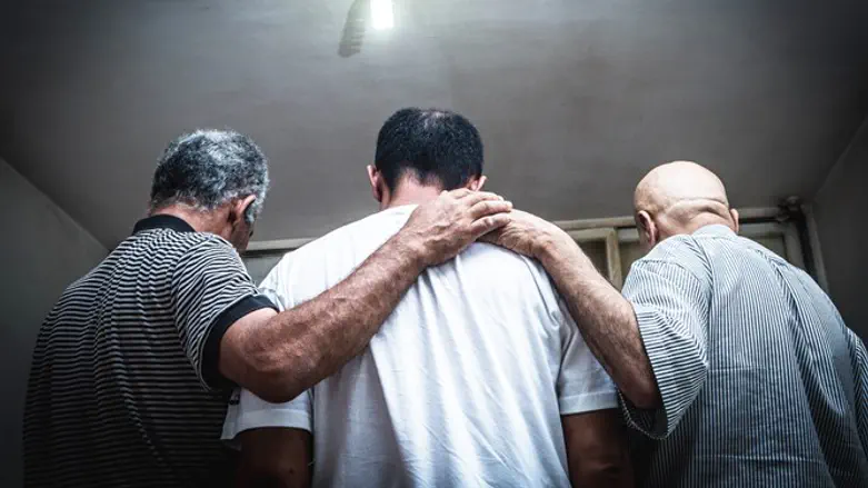 "מצאתי את עצמי יושב בוכה, ושואל בשביל מה בכלל אני חי". עומאר, אסעאד ועבד