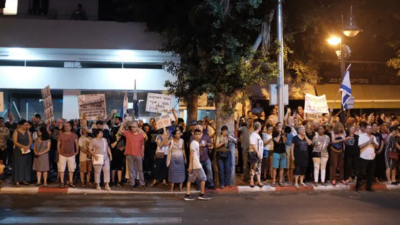 ההפגנות מול בית היועמ"ש בפתח תקווה