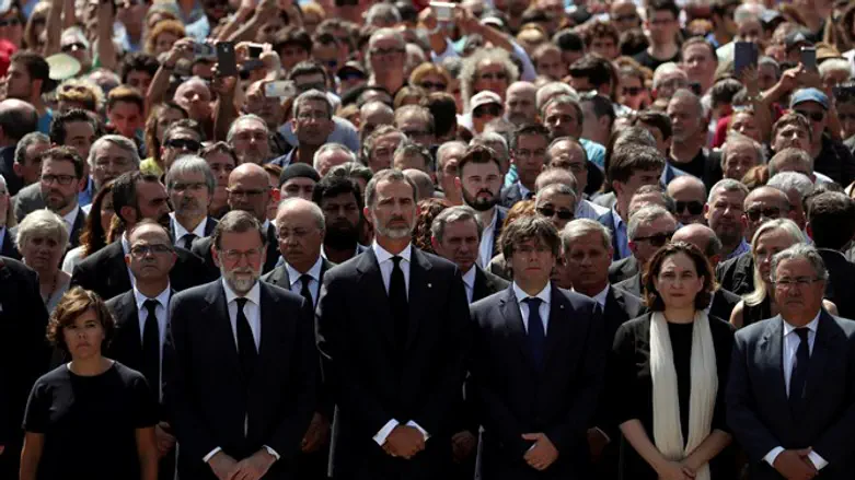 לא מגרשים טרור במחיאות כפיים. כינוס המחאה לאחר הפיגוע בברצלונה. מימין: ראש העיר אדה קולאו