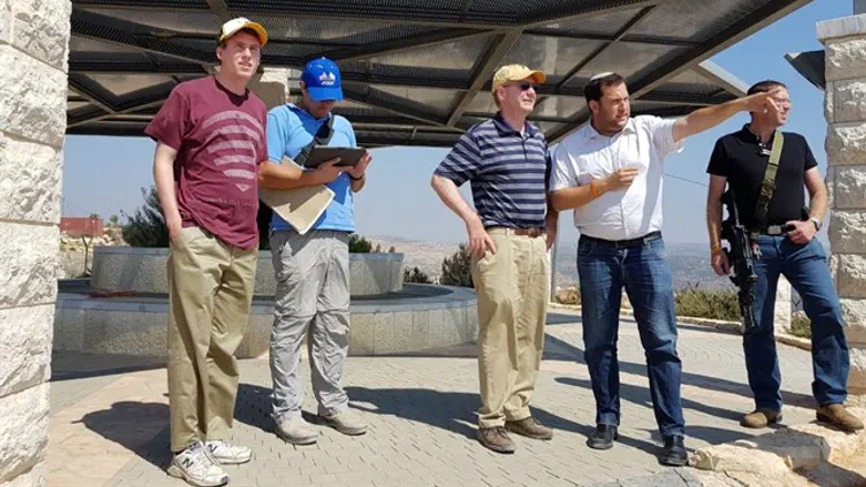 חבר הקונגרס ובנו בשומרון