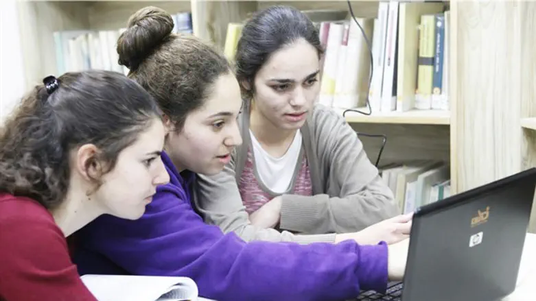 תלמידות באולפנת יב"ע כפר פינס