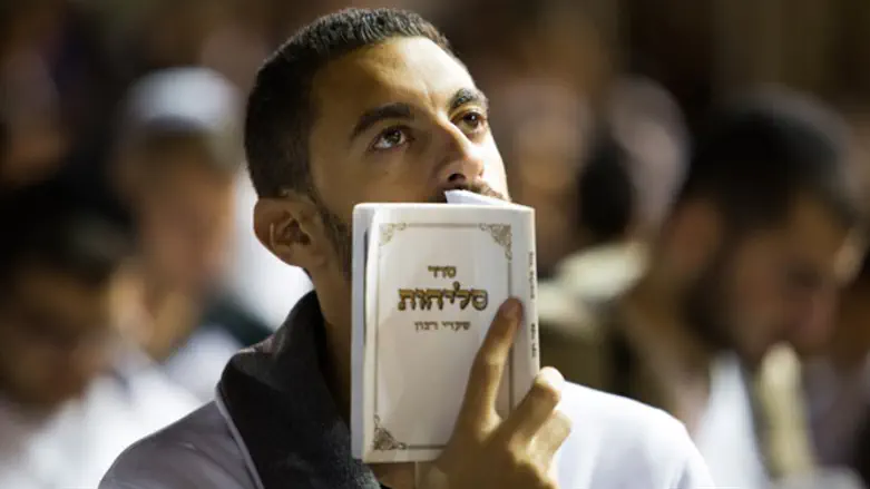 עומד אדם בלילה חודר לתוך נפשו וחש את אפסיותו. מתוך תחושה זו עומד הוא לסליחות. אמירת סליחות