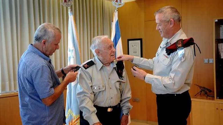 הענקת הדרגה לאלוף פונדק. ארכיון