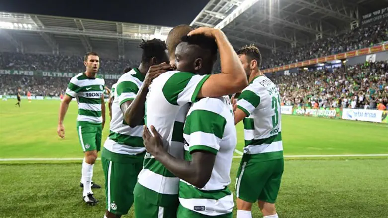 שחקני חיפה חוגגים הערב באצטדיונם הביתי