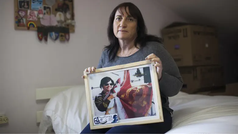 סיגלית בצלאלי עם תמונת בתה