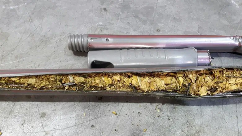 הטבק נחשף בתוך המקלות