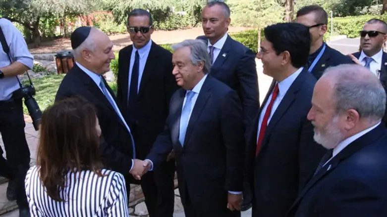 Антонио Гутерриш на пути к могиле Шимона Переса