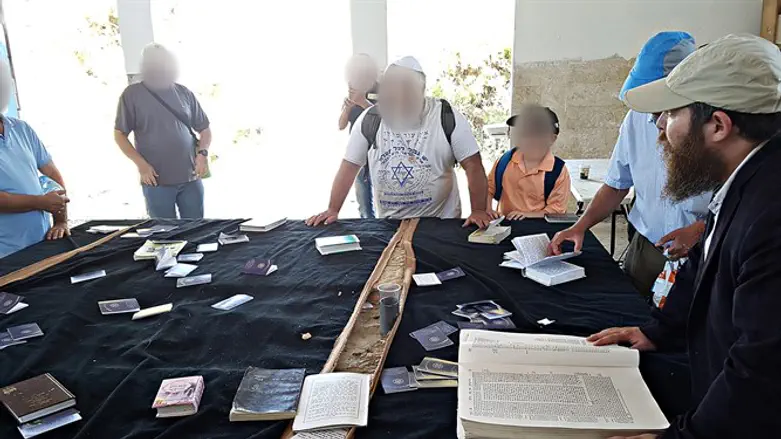 משתתפי הסיור בציון קברם של אביי ורבא