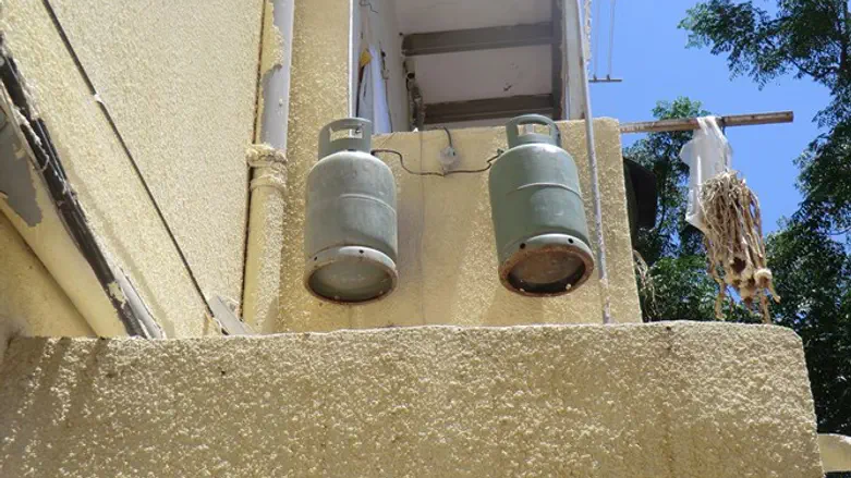Dangling gas caniseters