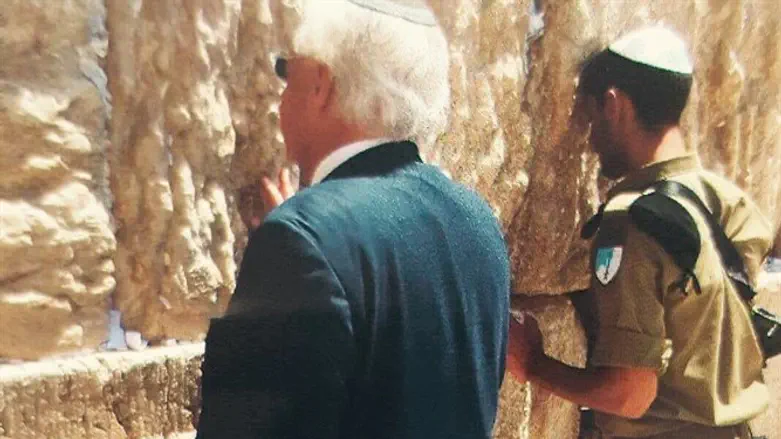 השגריר פרידמן מתפלל בכותל