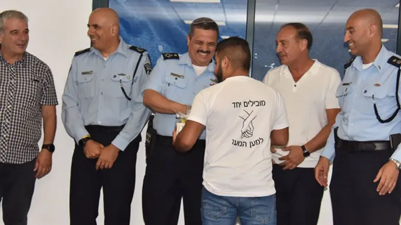 המפכ"ל אלשיך עם אחד מבני הנוער שהשתתפו בפרוייקט