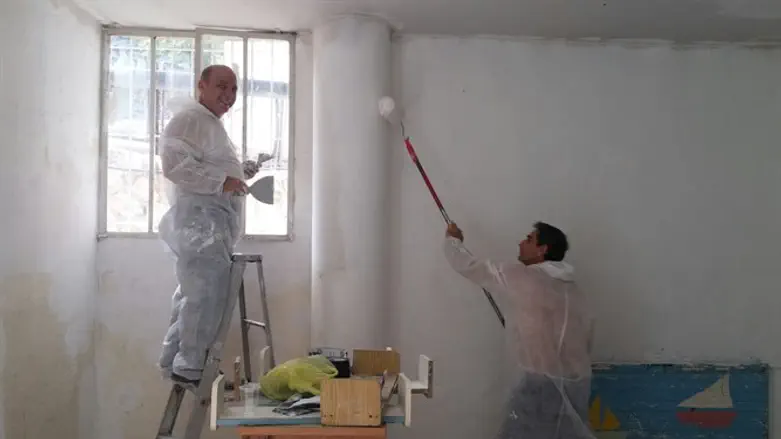 השוטרים במהלך שיפוץ הגן