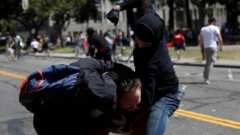 אנשי אנטיפה מכים צלם