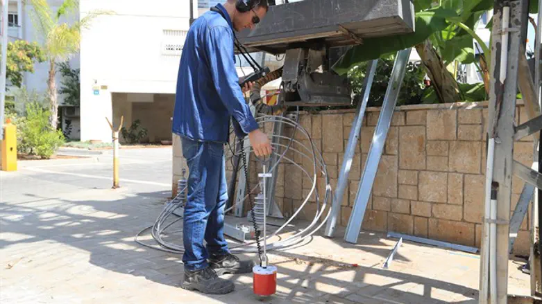 מקשיב לאדמה