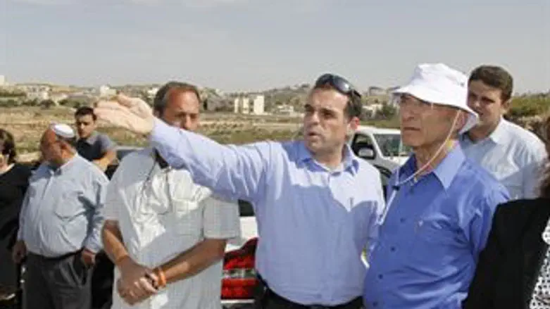 לנדאו באפרת
