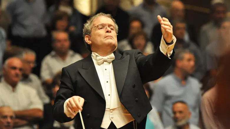 "לי חשוב שהמתפללים יתחברו לתפילה מעבר לדיוק ולשירה". אלי יפה