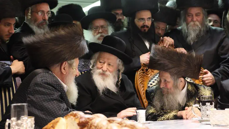 האדמו"ר מגור (במרכז)