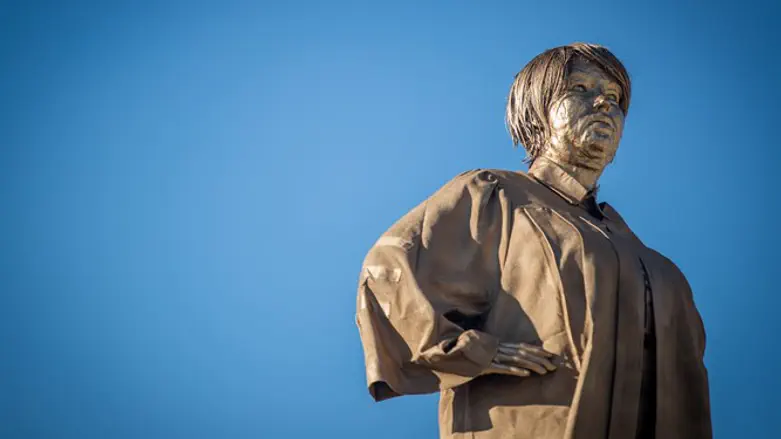 Naor statue reminiscent of Soviet sculpture