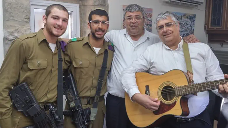 "אנחנו קודם כול בחורי ישיבה, שבנוסף לכך משרתים בצבא". מולי יסלזון (ראשון מימין)