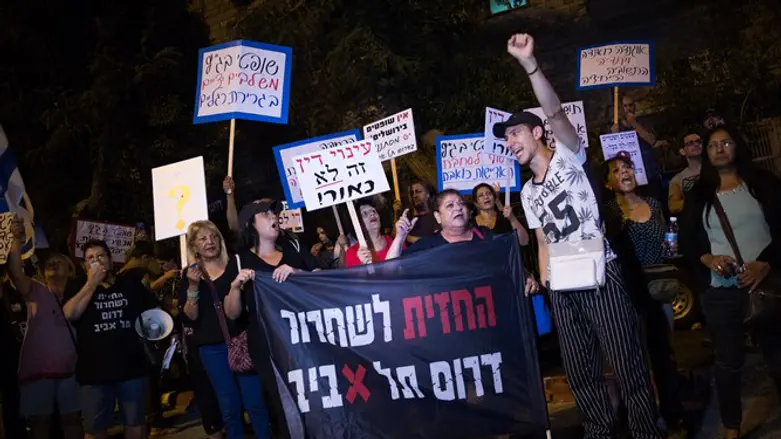 הפגנה מול ביתה של נשיאת בית המשפט העליון מרים נאור