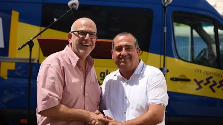 זה שבא וזה שהולך. אלקבץ (מימין) ודקל