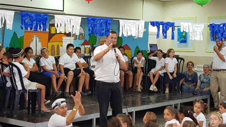 Йосси Даган поздравляет учащихся