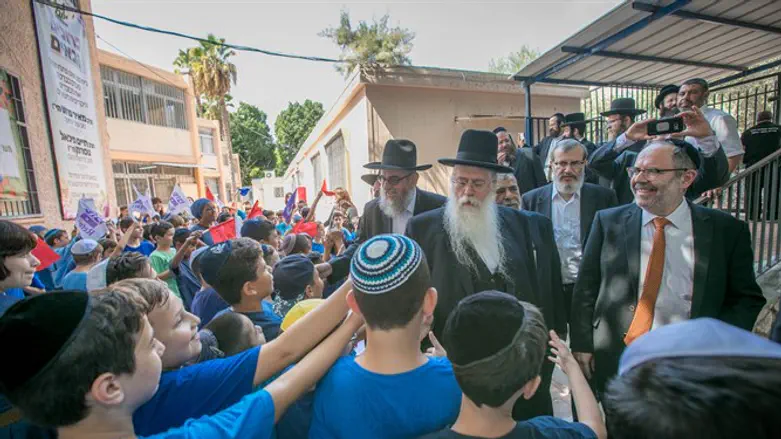 פרוש במהלך הסיור ב'שובו' פ"ת