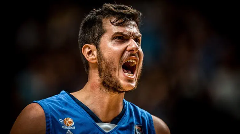 גיא פניני חוגג את השלשה שהכריעה את המשחק