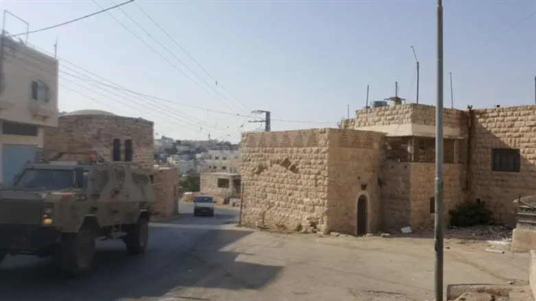 Балкон, с которого были брошены камни