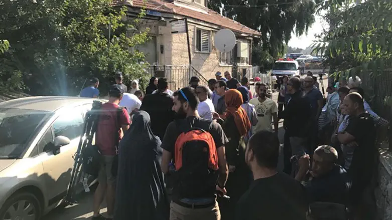 התקהלות מסביב לבית שפונה בשכונת שמעון הצדיק. ארכיון