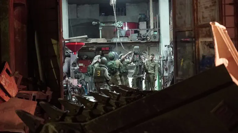 IDF soldiers close weapons factory
