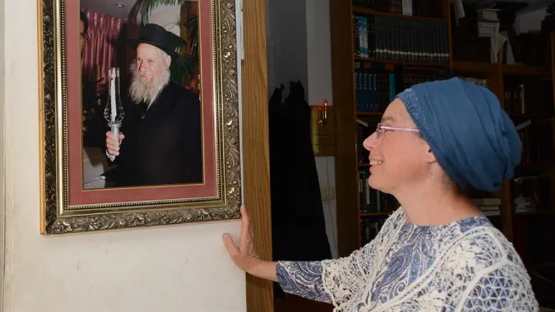 ציפי שליסל עם תמונת האב, הרב רענן הי"ד