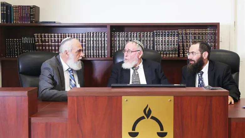 משמאל: הרב יוסף כרמל והרב משה ארנרייך, ראשי כולל ארץ חמדה