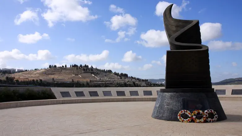 אנדרטת הארזים