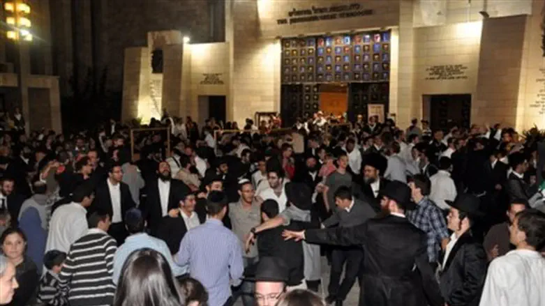 Thousands danced at Jerusalem Great Synagogue