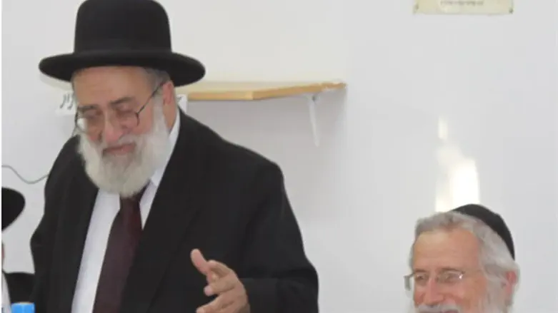 הרב עמנואל זרביב (עומד). ארכיון