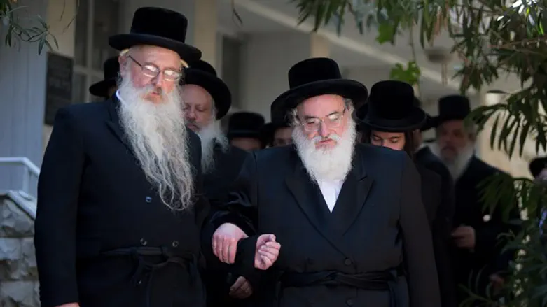 Vizhnitzer Rebbe (R)