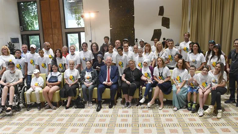 הנשיא ריבלין עם ילדי קרן המשאלות של גילה אלמגור