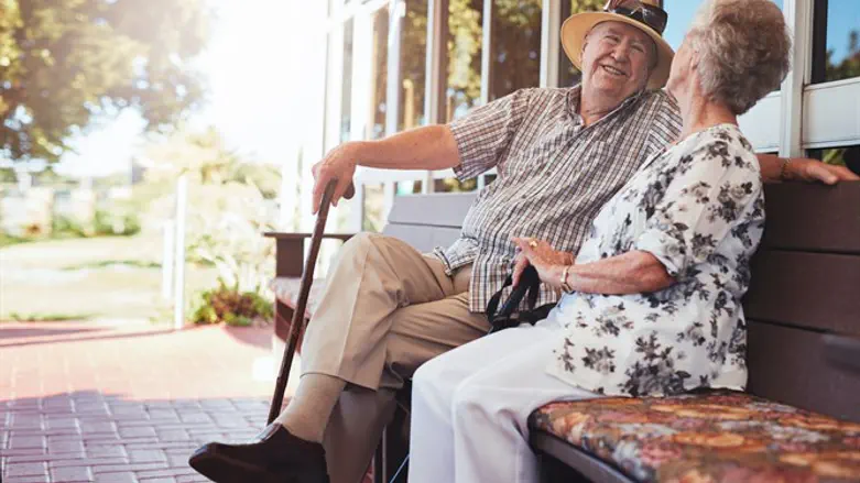 שולחן עורך עם זקני השבט