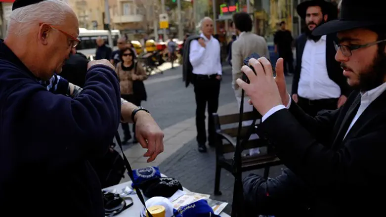 Tefillin booth in Tel Aviv