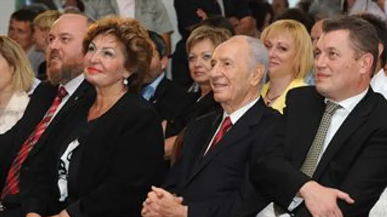 להחזיר לארץ. פרס